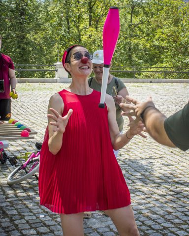 Titania Chaos is catching a pink circus club. Social Circus Workshops with people with special needs. 2024